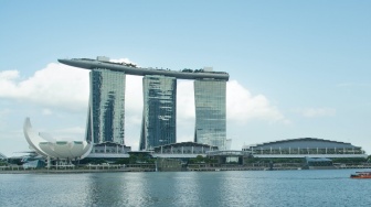 Diduga Pengaruh Alkohol, Pelajar Singapura Tewas Jatuh dari Kamar Marina Bay Sands