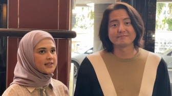 Cerita Haru Roger Danuarta dan Cut Meyriska Penuhi Keinginan Anaknya yang Masih 3 Tahun untuk Sentuh Kabah