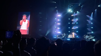 Pakai Singlet saat Konser di Jakarta, Charlie Puth Bikin Penonton Histeris