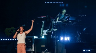 Penyanyi Charlie Puth (kiri) tampil dalam konser bertajuk The "Charlie" Live Experience di Beach City International Stadium, Ancol, Jakarta, Minggu (8/10/2023). [ANTARA FOTO/Fauzan/tom]