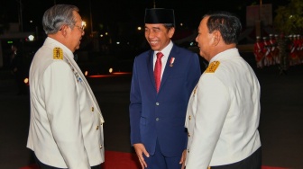 Jokowi, Prabowo dan SBY Terlihat Akrab Saat Hadiri Agenda Parade Senja HUT TNI di Kemhan