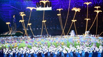 Sejumlah penari tampil pada penutupan Asian Games 2022 di Hangzhou Olympic Sports Centre Stadium, Hangzhou, China, Minggu (8/10/2023). [ANTARA FOTO/M Risyal Hidayat/tom]