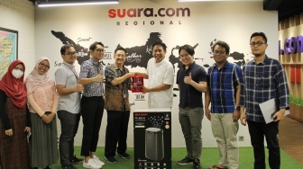 Sharp melakukan media visit di kantor Suara.com, kawasan Mega Kuningan, Jakarta Selatan, Senin (9/10/2023). [Suara.com/Dwi Bowo Raharjo]