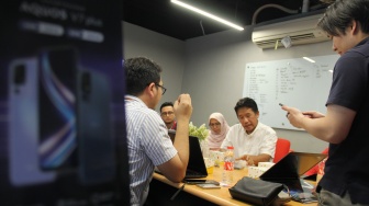 Pemimpin Redaksi Suara.com Suwarjono saat menerima perwakilan Sharp saat media visit di kantor Suara.com, kawasan Mega Kuningan, Jakarta Selatan, Senin (9/10/2023). [Suara.com/Dwi Bowo Raharjo]