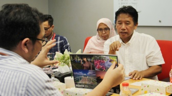 Pemimpin Redaksi Suara.com Suwarjono saat menerima perwakilan Sharp saat media visit di kantor Suara.com, kawasan Mega Kuningan, Jakarta Selatan, Senin (9/10/2023). [Suara.com/Dwi Bowo Raharjo]