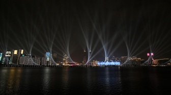 Suasana pertunjukan laser saat upacara penutupan Asian Games 2022 di kawasan Hangzhou Olympic Sports Centre, Hangzhou, China, Minggu (8/10/2023). [ANTARA FOTO/Hafidz Mubarak A/tom]
