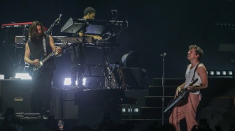 Penyanyi Charlie Puth (kanan) tampil dalam konser bertajuk The "Charlie" Live Experience di Beach City International Stadium, Ancol, Jakarta, Minggu (8/10/2023). [ANTARA FOTO/Fauzan/tom]
