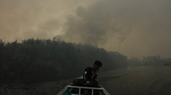 Asap membumbung tinggi dari hutan yang terbakar di Laboratorium Alam Hutan Gambut Cimtrop, Kelurahan Kereng Bangkirai, Palangka Raya, Kalimantan Tengah, Minggu (8/10/2023). [ANTARA FOTO/Auliya Rahman/tom]