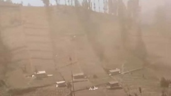 Viral Video Ngadas Malang Diterjang Angin Kencang, Debu Berterbangan Tutupi Pandangan