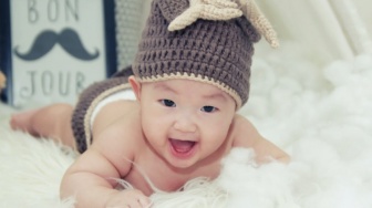 4 Posisi Pengganti Tummy Time bagi Bayi yang Tidak Betah Tengkurap