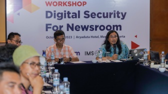 Internet Division Head AJI Indonesia, Adi Marsiela memberikan pemaparan saat acara USAGM Workshop: Digital Security for Newsroom di Hotel Aryaduta, Jakarta, Selasa (10/10/2023). [Suara.com/Alfian Winanto]