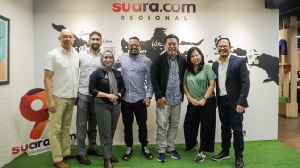 Pemimpin Redaksi Suara.com, Suwarjono (ketiga kanan) foto bersama dengan rekan-rekan mitra media regional International Media Supports (IMS) saat berkunjung ke Kantor Suara.com di Jakarta, Selasa (10/10/2023). [Suara.com/Alfian Winanto]