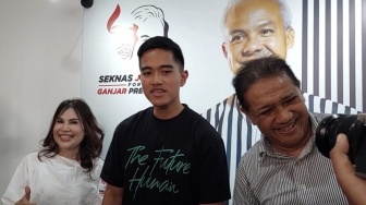 Datangi Relawan Seknas Jokowi, Kaesang Foto dengan Latar Belakang Wajah Ganjar Pranowo