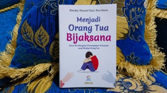 Atasi Persoalan Anak dengan Cinta dalam Buku 'Menjadi Orang Tua Bijaksana'