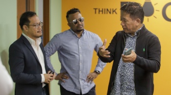 Pemimpin Redaksi Suara.com, Suwarjono (kanan) berbincang dengan rekan-rekan mitra media regional International Media Supports (IMS) yaitu pemilik Hari TV Sri Lanka, Lahiru Mudalige (tengah) dan COO Fyt Philippines, Voltaire Tupaz (kiri) di Kantor Suara.com, Jakarta, Selasa (10/10/2023). [Suara.com/Alfian Winanto]