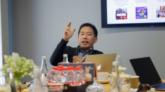 Pemimpin Redaksi Suara.com, Suwarjono memberikan pemaparan saat menerima kunjungan dari rekan-rekan mitra media regional International Media Supports (IMS) di Kantor Suara.com, Jakarta, Selasa (10/10/2023). [Suara.com/Alfian Winanto]