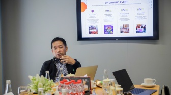 Pemimpin Redaksi Suara.com, Suwarjono memberikan pemaparan saat menerima kunjungan dari rekan-rekan mitra media regional International Media Supports (IMS) di Kantor Suara.com, Jakarta, Selasa (10/10/2023). [Suara.com/Alfian Winanto]