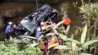 Breaking News: Mobil Terbalik dan Hancur Masuk Jurang Limapuluh Kota, Tiga Orang Tewas