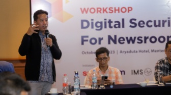 Pemimpin Redaksi Suara.com, Suwarjono (kiri) memberikan sambutan saat acara USAGM Workshop: Digital Security for Newsroom di Hotel Aryaduta, Jakarta, Selasa (10/10/2023). [Suara.com/Alfian Winanto]