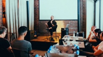 5 Rekomendasi Kanal Youtube yang Bikin Public Speaking Kamu Makin Keren