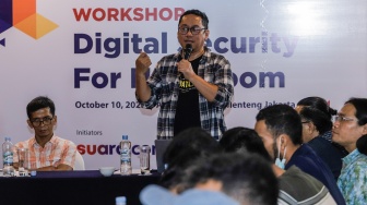 Executive Director ICT Watch, Indriyatno Banyumurti (tengah) memberikan pemaparan saat acara USAGM Workshop: Digital Security for Newsroom di Hotel Aryaduta, Jakarta, Selasa (10/10/2023). [Suara.com/Alfian Winanto]
