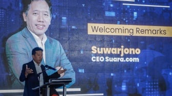 CEO Suara.com, Suwarjono memberikan sambutan saat gelaran Lokal Media Summit (LMS) 2023 di Hotel Aryaduta, Jakarta, Rabu (11/10/2023). [Suara.com/Alfian Winanto]