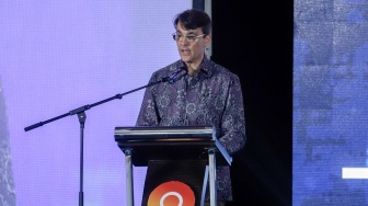 Deputy Director of Environment Office USAID Indonesia, Mark Newton memberikan sambutan saat gelaran Lokal Media Summit (LMS) 2023 di Hotel Aryaduta, Jakarta, Rabu (11/10/2023). [Suara.com/Alfian Winanto]