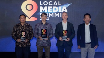 (dari kanan) CEO Suara.com, Suwarjono foto bersama dengan IMS Asia Regional Director, Lars Bestle, Deputy Director of Environment Office USAID Indonesia, Mark Newton dan Wakil Ketua Dewan Pers, Agung Dharmajaya usai membuka gelaran Lokal Media Summit (LMS) 2023 di Hotel Aryaduta, Jakarta, Rabu (11/10/2023). [Suara.com/Alfian Winanto]