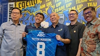 Intip Produk Milik Suporter di Persib Store yang Bikin Menteri Koperasi UKM Teten Masduki Takjub