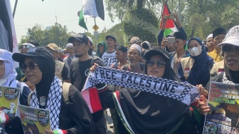 Dikepung Massa Berbendera Palestina, Kedubes AS di Jakarta Dilapisi Pagar Berduri