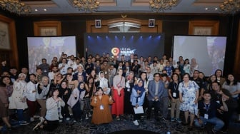 Para peserta foto bersama saat mengikuti gelaran Lokal Media Summit (LMS) 2023 di Hotel Aryaduta, Jakarta, Rabu (11/10/2023). [Suara.com/Alfian Winanto]