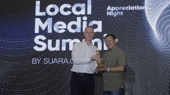 IMS Asia Regional Director Mr. Lars Bestle memerikan penghargaan kepada Pemimpin Umum & Pemimpin Redaksi Beritajatim.com Dwi Eko Lokononto saat Local Media Summit 2023 di Hotel Aryaduta, Jakarta Pusat pada Rabu, (11/10/2023). [Suara.com/Alfian Winanto]