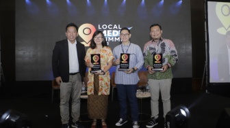 (kiri-kanan) Pemred Suara.com Suwarjono, Founder Pigijo.com Claudia Ingkiriwang, Capital Market Analyst Reza Priyambada, CEO Babarafi Eko Pujianto saat Local Media Summit 2023 di Hotel Aryaduta, Menteng, Jakarta Pusat, Rabu (11/10/2023). [Suara.com//Alfian Winanto]