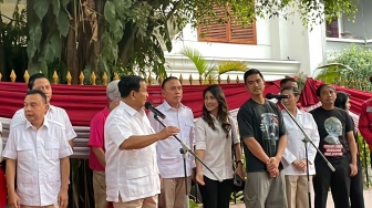 Surprise! Sambangi Kertanegara, Kaesang Pakai Kaus Prabowo