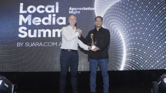 IMS Asia Regional Director Mr. Lars Bestle memberikan penghargaan kepada EVP Komunikasi Korporat dan TJSL PLN, Gregorius Adi Trianto di ajang Local Media Summit 2023. [Suara.com/Alfian Winanto]