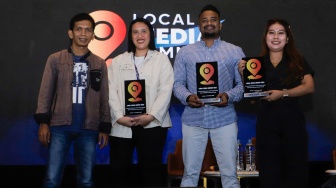 Readktur Eksekuti Suara.com, Arsito Hidayatullah (kiri) foto bersama dengan Managing Director Probe - Philippines, Jen Aquino (kedua kiri), Founder of Hari TV - Sri Lanka, Lahiru Buddika (kedua kanan) dan Marketing Manager SukabumiUpdate, Annisa Rahmatillah (kanan) usai memberikan plakat karena mengisi workshop "Collaboration among Local Media and Influencers in Reaching Out the Audience" saat gelaran Local Media Summit (LMS) 2023 di Hotel Aryaduta, Jakarta, Kamis (12/10/2023). [Suara.com/Alfian Winanto]