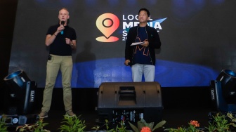 CEO Suara.com, Suwarjono (kanan) bersama dengan IMS Asia Regional Director, Lars Bestle (kiri) memberikan Closing Remarks saat penutupan Gelaran Local Media Summit (LMS) 2023 di Hotel Aryaduta, Jakarta, Kamis (12/10/2023). [Suara.com/Alfian Winanto]