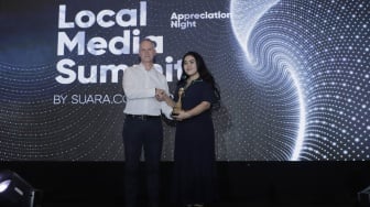 IMS Asia Regional Director Mr. Lars Bestle memberikan penghargaan saat Local Media Summit 2023 di Hotel Aryaduta, Jakarta Pusat pada Rabu, (11/10/2023). [Suara.com/Alfian Winanto]