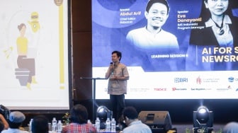 Chief Editor Babad.id memberikan pemaparan dalam workshop "AI for Small Scale Newsroom" saat gelaran Local Media Summit (LMS) 2023 di Hotel Aryaduta, Jakarta, Kamis (12/10/2023). [Suara.com/Alfian Winanto]