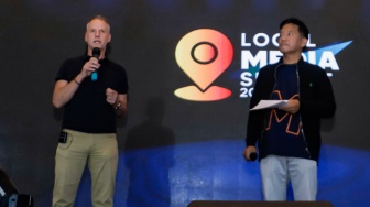 CEO Suara.com, Suwarjono (kanan) bersama dengan IMS Asia Regional Director, Lars Bestle (kiri) memberikan Closing Remarks saat penutupan Gelaran Local Media Summit (LMS) 2023 di Hotel Aryaduta, Jakarta, Kamis (12/10/2023). [Suara.com/Alfian Winanto]