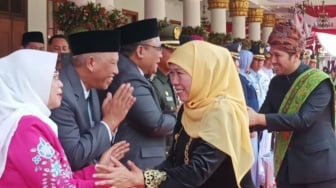 Di Akhir Masa Jabatan Gubernur Jatim, Khofifah Menahan Isak Tangis Pamit ke Masyarakat