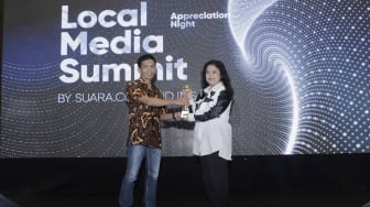 Redaktur eksekutif Suara.com Arsito memberikan penghargaan saat Local Media Summit di Hotel Aryaduta, Jakarta Pusat pada Rabu, (11/10/2023). [Suara.com/Alfian Winanto]