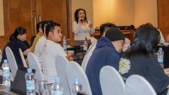 Head of Corcomm Chandra Asri, Chrysanthi  Tarigan (tengah) memberikan pemaparan dalam workshop "Creative Production and Impact Story by Chandra Asri" saat gelaran Local Media Summit (LMS) 2023 di Hotel Aryaduta, Jakarta, Kamis (12/10/2023). [Suara.com/Alfian Winanto]