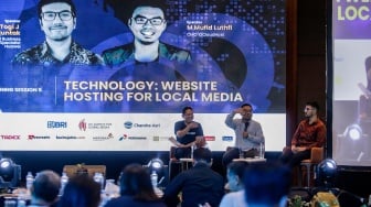 Narasumber memberikan pemaparan dalam workshop "Technology : Website Hosting For Local Media" saat gelaran Local Media Summit (LMS) 2023 di Hotel Aryaduta, Jakarta, Kamis (12/10/2023). [Suara.com/Alfian Winanto]