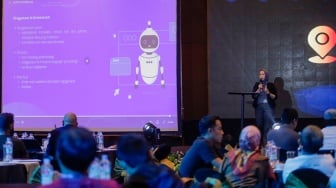 IMS Indonesia Program Manager, Eva Danayanti memberikan pemaparan dalam workshop "AI for Small Scale Newsroom" saat gelaran Local Media Summit (LMS) 2023 di Hotel Aryaduta, Jakarta, Kamis (12/10/2023). [Suara.com/Alfian Winanto]