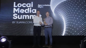 IMS Asia Regional Director Mr. Lars Bestle memberikan penghargaan saat Local Media Summit 2023 di Hotel Aryaduta, Jakarta Pusat pada Rabu, (11/10/2023). [Suara.com/Alfian Winanto]