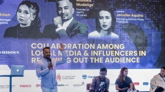 Founder of Hari TV - Sri Lanka, Lahiru Buddika Mudalige memberikan pemaparan dalam workshop "Collaboration among Local Media and Influencers in Reaching Out the Audience" saat gelaran Local Media Summit (LMS) 2023 di Hotel Aryaduta, Jakarta, Kamis (12/10/2023). [Suara.com/Alfian Winanto]