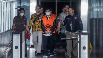 Tersangka Mantan Menteri Pertanian Syahrul Yasin Limpo (tengah) dihadirkan dalan konferensi pers terkait kasus dugaan korupsi Kementerian Pertanian (kementan) di Gedung Merah Putih KPK, Jakarta, Jumat (24/10/2023). [Suara.com/Alfian Winanto]