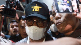 Tersangka mantan Menteri Pertanian Syahrul Yasin Limpo (tengah) dikawal petugas setibanya di Gedung Merah Putih KPK, Jakarta, Kamis (12/10/2023). [ANTARA FOTO/Reno Esnir/Spt]