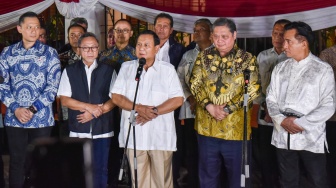 (dari kiri ke kanan) Ketua Umum Demokrat Agus Harimurti Yudhoyono, Ketua Umum PAN Zulkifli Hasan, Ketua Umum Gerindra Prabowo Subianto, Ketua Umum Golkar Airlangga Hartarto, dan Ketua Umum PBB Yusril Ihza Mahendra memberi pernyataan pers usai menggelar pertemuan di Kertanegara, Jakarta, Jumat (13/10/2023). [Suara.com/Alfian Winanto]